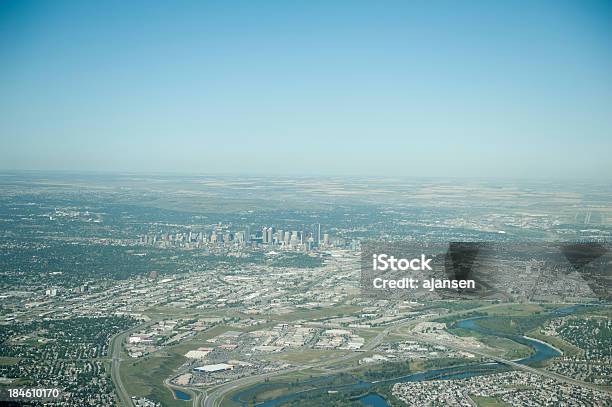 Foto de Foto Aérea De Calgary E As Montanhas Rochosas e mais fotos de stock de Calgary - Calgary, Vista Aérea, Ajardinado