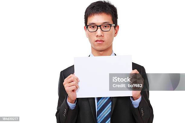 Young Asian Businessman Holding Tarjeta Blanca Foto de stock y más banco de imágenes de Hombres - Hombres, Pizarra blanca, Sólo hombres