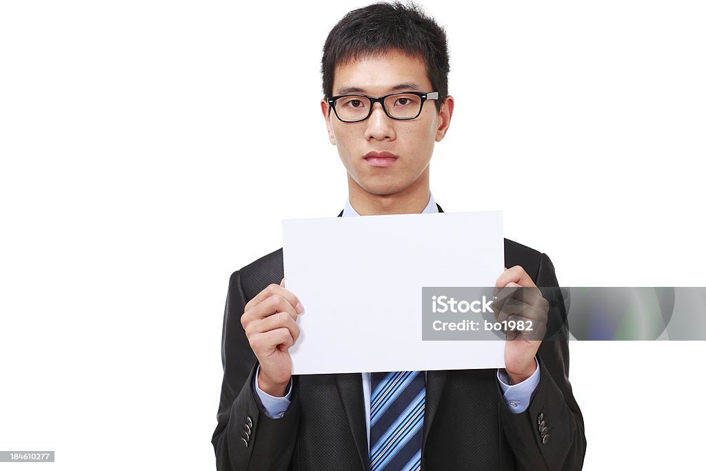 若いアジア人のビジネスマン、ホワイトのカードを保持 - ホワイトボードのロイヤリティフリーストックフォト