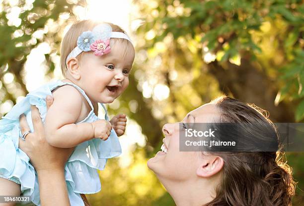 Baby Und Mutter Im Freien In Warmes Licht Stockfoto und mehr Bilder von Alleinerzieherin - Alleinerzieherin, Angesicht zu Angesicht, Baby