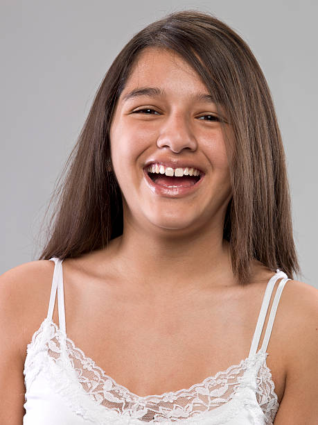 sonriente niña hispana trece años de edad - 13 14 years fotografías e imágenes de stock