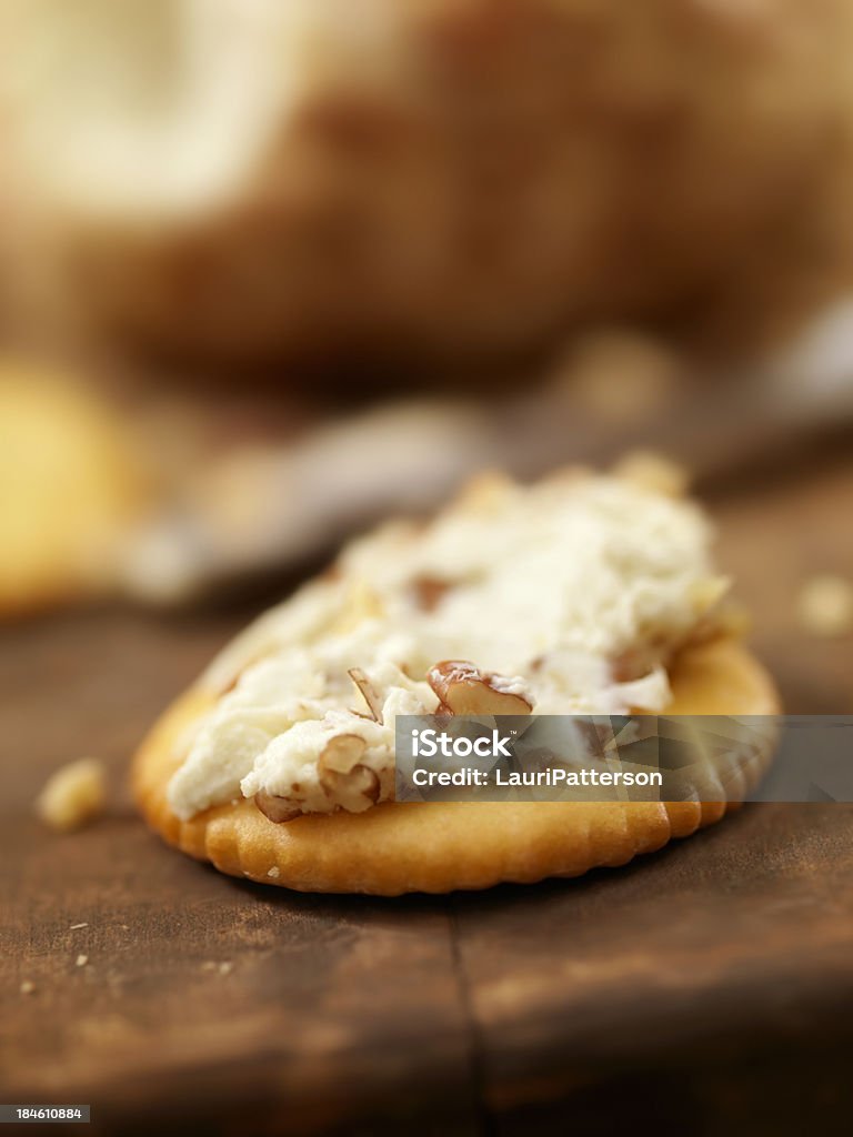 Queso cremoso y Pecans propagación en una galleta - Foto de stock de Alimento libre de derechos