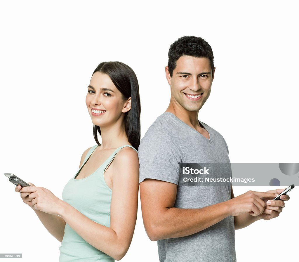 Jovem casal com telefones celulares no fundo branco - Foto de stock de Fundo Branco royalty-free
