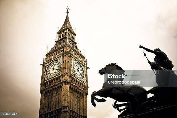 Londres Big Ben E Estátua De Cavalo - Fotografias de stock e mais imagens de Estilo retro - Estilo retro, Fora de moda - Estilo, Londres - Inglaterra