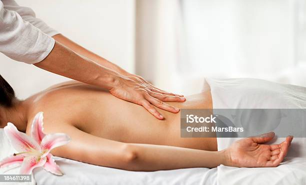 Massage Im Spa Stockfoto und mehr Bilder von Bildschärfe - Bildschärfe, Blume, Entspannung