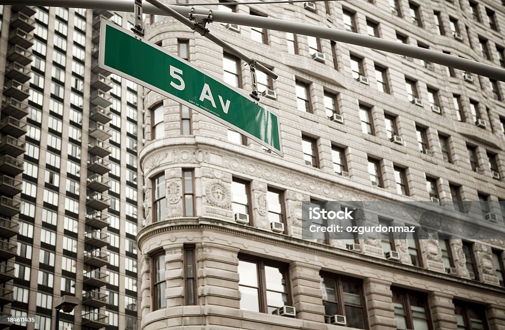 Fifth Avenue señal de la ciudad de Nueva York - Foto de stock de Aire libre libre de derechos