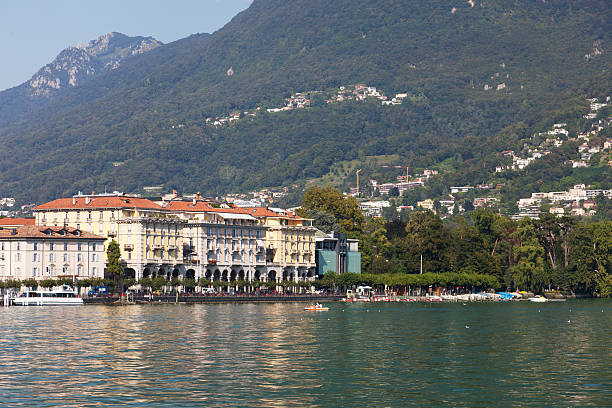 lago lugano la ciudad en suiza. - seepromenade fotografías e imágenes de stock