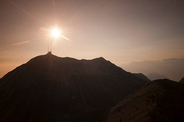 silouethe di lovcen - vignete foto e immagini stock