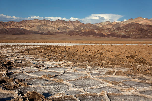 fangoso salt flats e montagne della valle della morte nera di california - macgillicuddys reeks foto e immagini stock