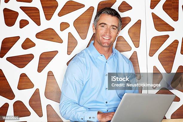 Atractivo Hombre De Negocios Con Una Computadora Portátil Foto de stock y más banco de imágenes de 30-39 años