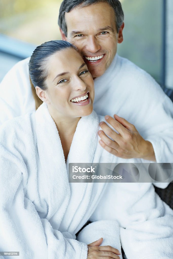 Casal se divertindo no spa - Foto de stock de Roupão de banho royalty-free
