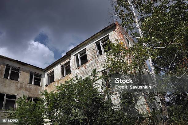 Edificio Foto de stock y más banco de imágenes de Abandonado - Abandonado, Agresión, Aire libre