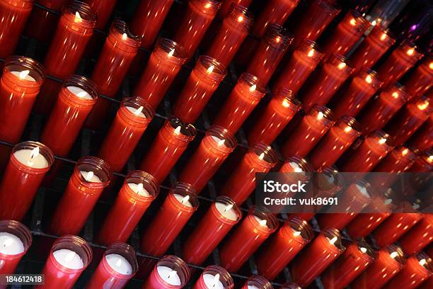 Foto de Iluminada Por Velas e mais fotos de stock de Igreja - Igreja, Vela de Promessa, Advento