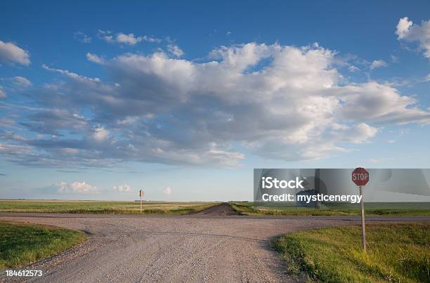 Foto de Prairie Road e mais fotos de stock de Manitoba - Manitoba, Agricultura, Beleza natural - Natureza