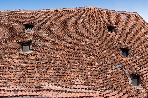 velho telhado com janela de sotão - dachdecken imagens e fotografias de stock