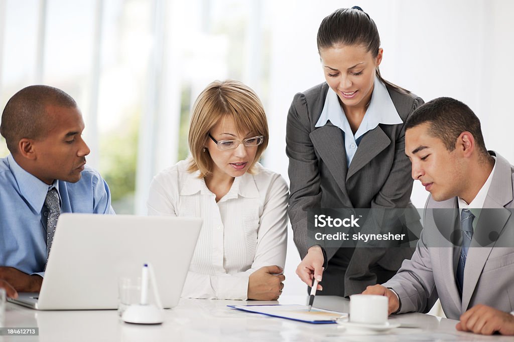 Empresários trabalhando no laptop em um escritório. - Royalty-free Adulto Foto de stock