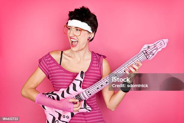 80 年代の女性シンガートーイギター演奏 - 1980～1989年のストックフォトや画像を多数ご用意 - 1980～1989年, カラー背景, ユーモア