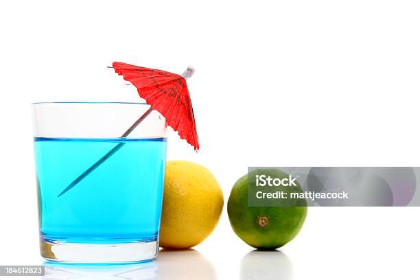 ブルーでカクテルグラスパラソルレモンとライムの隣にあります - かんきつ類のストックフォトや画像を多数ご用意 - かんきつ類, アルコール飲料, カクテル