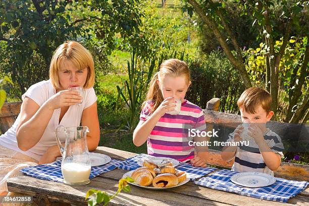 Desayuno Al Aire Libre Foto de stock y más banco de imágenes de Aire libre - Aire libre, Madre, Magdalena - Dulces