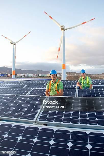 La Energía Sostenible Foto de stock y más banco de imágenes de Aerogenerador - Aerogenerador, Energía solar, Instalar