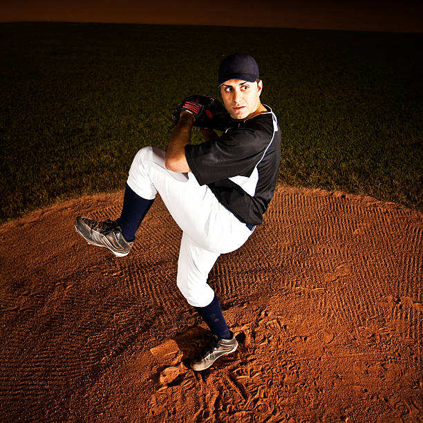 lanzador de béisbol acción (disparo) en mound - baseball player flash fotografías e imágenes de stock