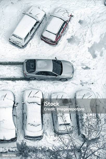 Foto de Dirigindo e mais fotos de stock de Nevasca - Nevasca, Estacionamento de carros, Carro