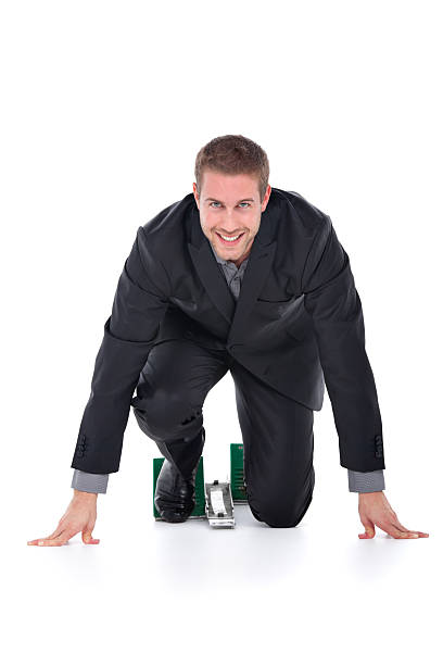 sonriente hombre de negocios está listo para la competencia - businessman starting block business sport fotografías e imágenes de stock