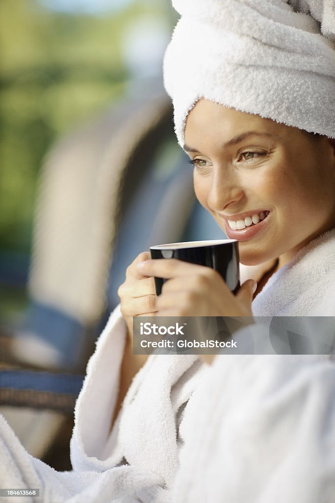 Mulher com uma xícara de café - Foto de stock de 30 Anos royalty-free