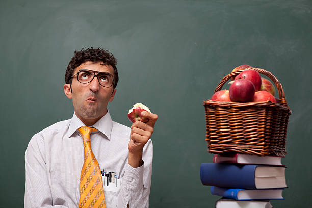 nerd professor em sala de aula com cesta de maçã - apple biting missing bite red - fotografias e filmes do acervo