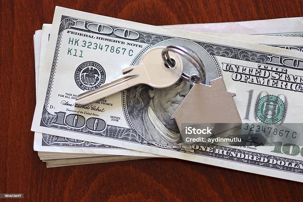 Las llaves de la casa en dólares - Foto de stock de Billete de banco libre de derechos