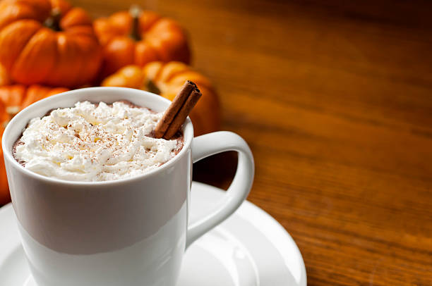 galão especiarias de abóbora - latté pumpkin spice coffee imagens e fotografias de stock