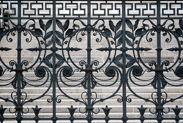 old valla de hierro forjado - iron gate fotografías e imágenes de stock