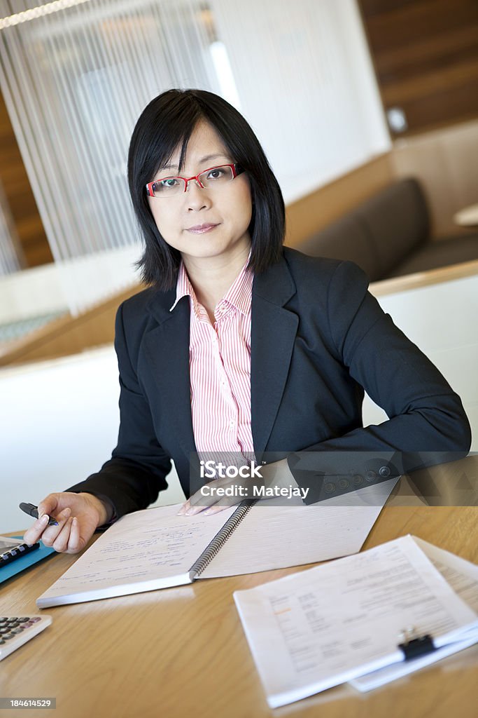 Молодые бухгалтер сосредоточение ее работы, - Стоковые фото Азиатского и индийского происхождения роялти-фри