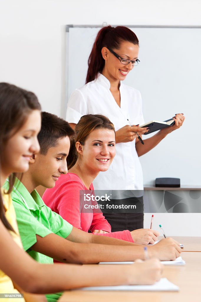 Grupo de crianças em sala de aula de Escola - Foto de stock de Acessório ocular royalty-free