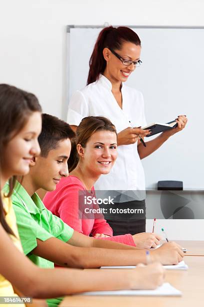 Foto de Grupo De Crianças Em Sala De Aula De Escola e mais fotos de stock de Acessório ocular - Acessório ocular, Adolescente, Adolescentes Meninas