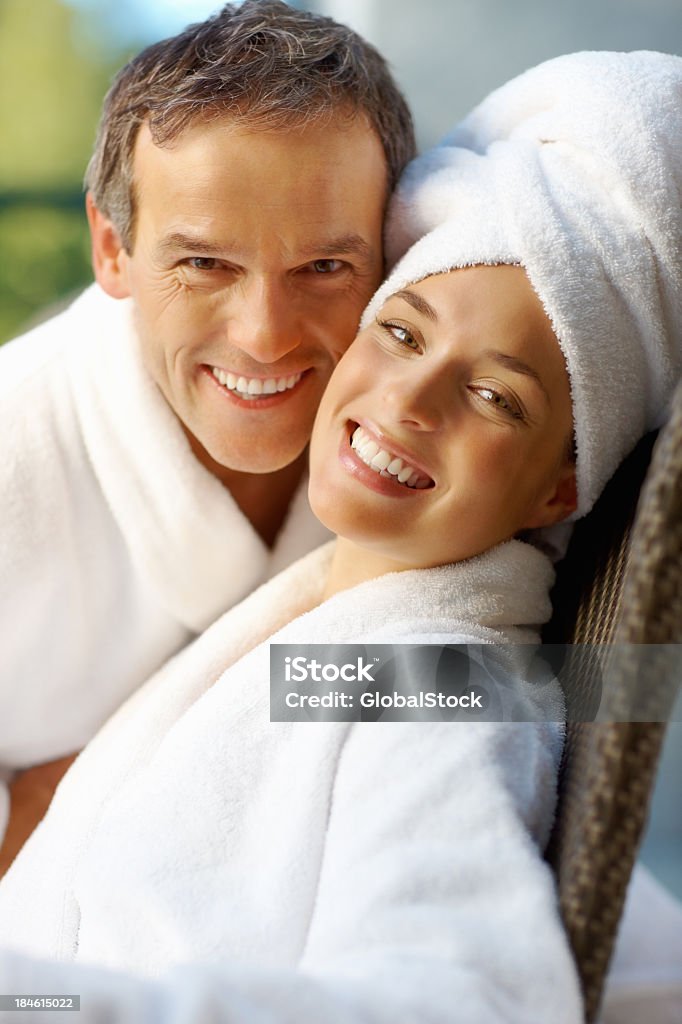 Coppia felice sorridente - Foto stock royalty-free di Bellezza