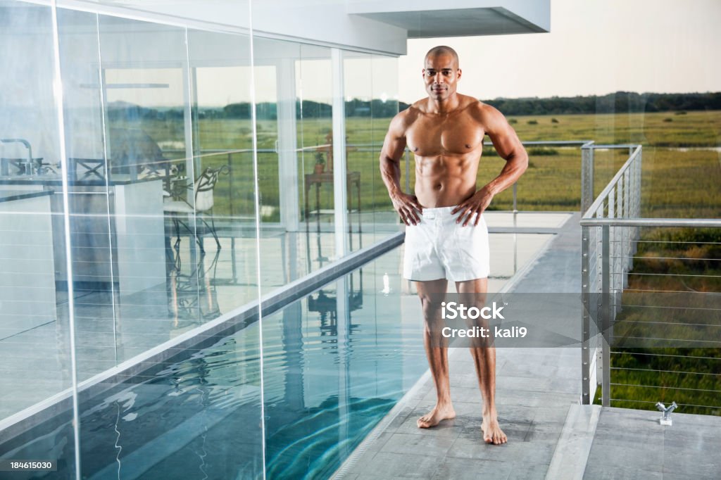 Musculoso homem afro-americano com a piscina - Foto de stock de 30 Anos royalty-free