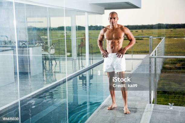 Foto de Musculoso Homem Afroamericano Com A Piscina e mais fotos de stock de 30 Anos - 30 Anos, 35-39 Anos, Adulto