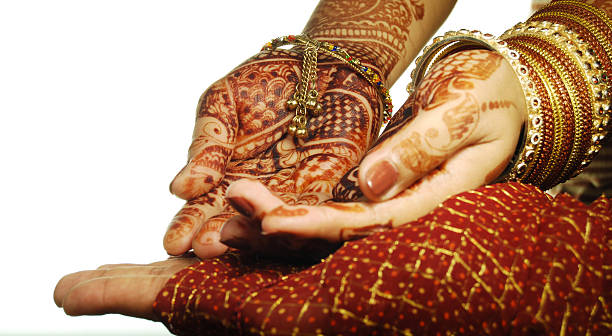confiança de henna (mehandi) e pulseiras. mão da noiva indiana - in gold we trust imagens e fotografias de stock