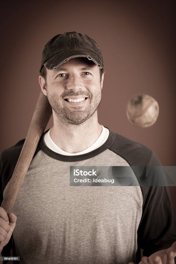 Vintage jugador de béisbol Tossing de bolas en el aire y sostiene el Bat - Foto de stock de 30-39 años libre de derechos