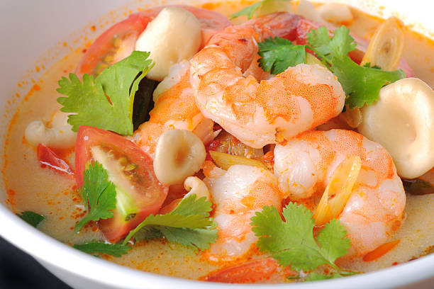 sopa de tom yum y los movimientos de kung, la cocina tailandesa - tom tom yum meal soup fotografías e imágenes de stock