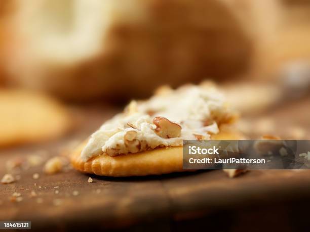 Foto de Cream Cheese E Nozpecãse Em Um Biscoito e mais fotos de stock de Cream Cheese - Cream Cheese, Esfera, Amontoamento