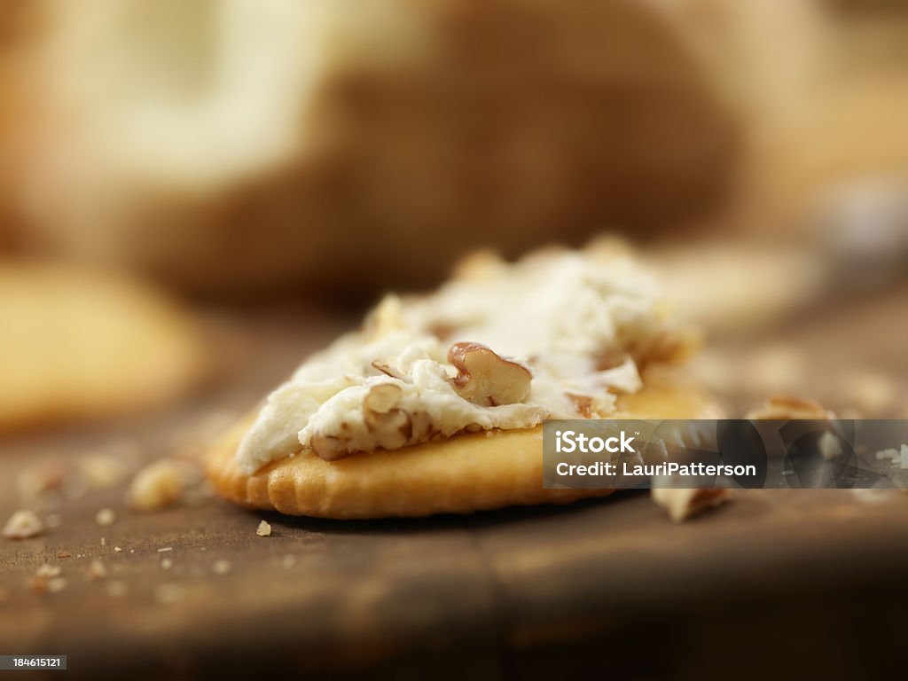 Сливочный сыр и пекан распространяться на крекер - Стоковые фото Сливочный сыр роялти-фри