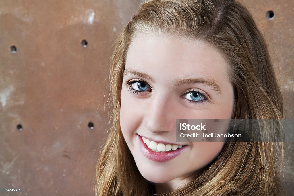 Adolescente femminile appoggiato contro la Parete d'arrampicata - Foto stock royalty-free di Abbigliamento sportivo