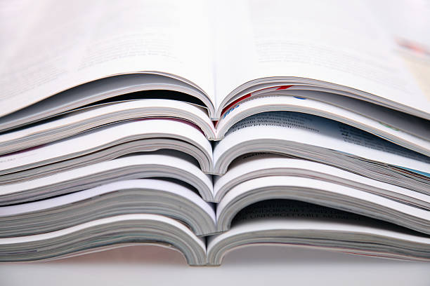 las revistas - print magazine stack paper fotografías e imágenes de stock