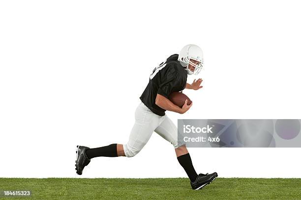 Jugador De Fútbol En Acción Foto de stock y más banco de imágenes de 18-19 años - 18-19 años, Accesorio de cabeza, Actividad