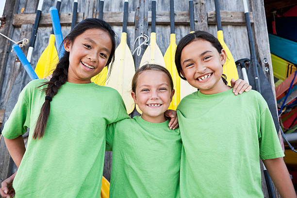девочки на оборудование для водного спорта центр - green t shirt с�токовые фото и изображения
