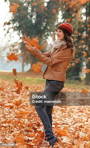 若い女性が秋の葉 - 1人のストックフォトや画像を多数ご用意 - 1人, 20-24歳, 20代