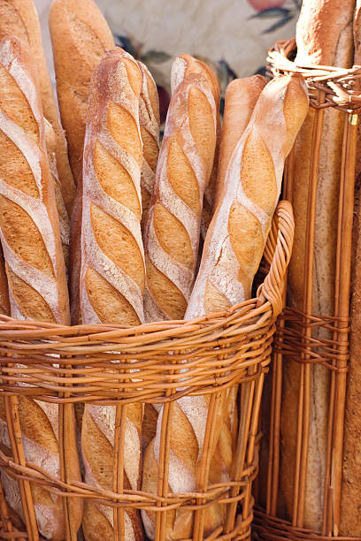 Baguette francesi nel cestello - foto stock