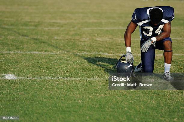Running Back - Fotografie stock e altre immagini di Football americano universitario - Football americano universitario, Posizione sportiva, Tristezza